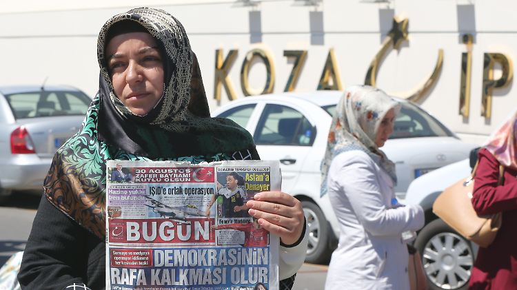 Auch die Zeitung "Bugün" gehört zu dem durchsuchten Medienkonzern - vor dem Gebäude kommt es zu Protesten.