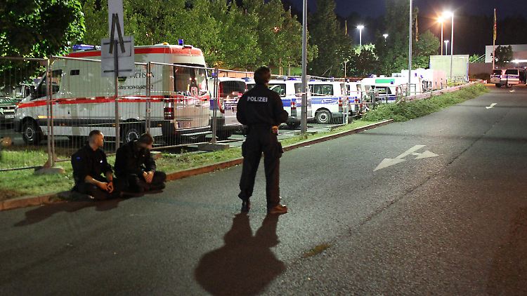 Polizisten sichern am Ende August in Heidenau die Zufahrt zu einer Flüchtlingsunterkunft.