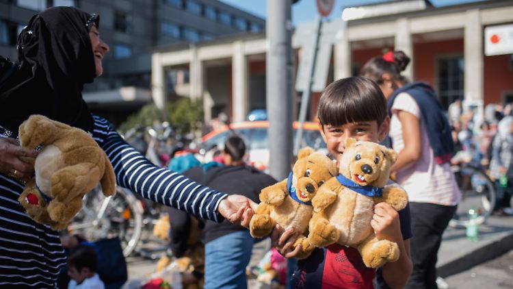 Viele Flüchtlinge, die in München ankommen, überwältigt die Hilfsbereitschaft.