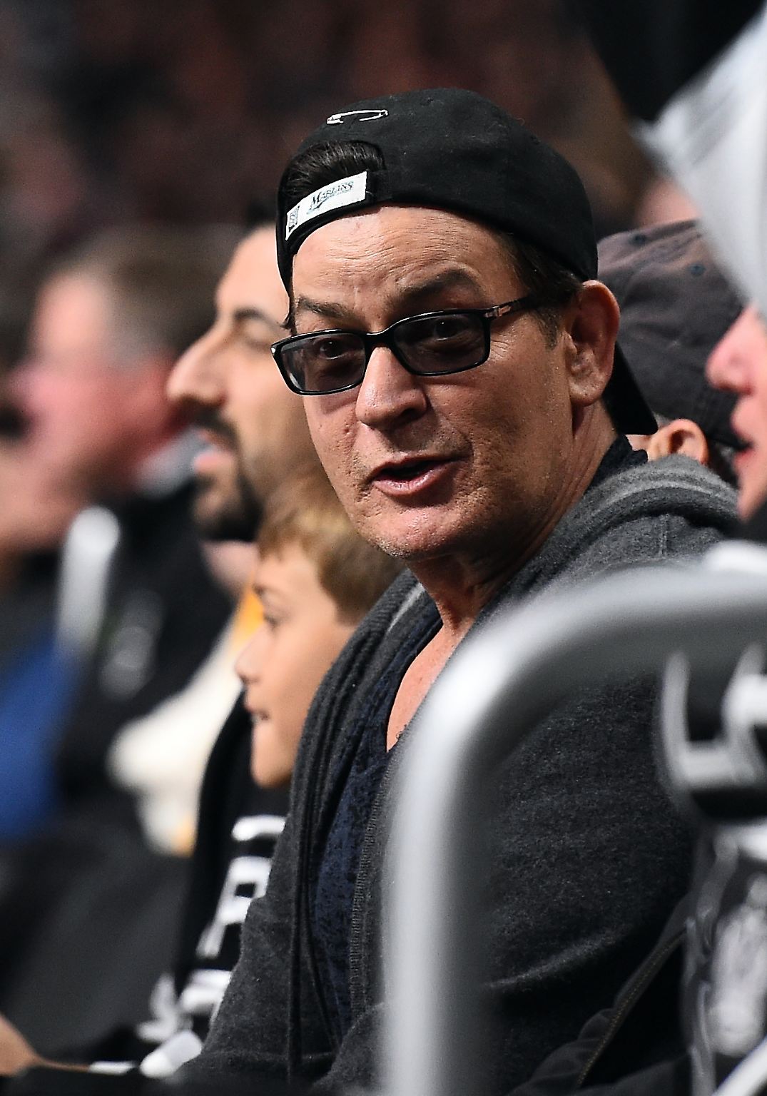 Was ist eigentlich mit Charlie Sheen los? Die letzten Bilder von einem öffentlichen Auftritt, die sich auf die Schnelle finden lassen, stammen bereits aus dem Dezember 2014. Da ... 