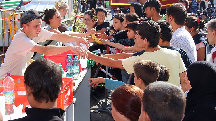 Eine Welle der Solidarität erfasst Tausende Flüchtlinge, die mit Zügen aus Budapest am Hauptbahnhof München ankamen.