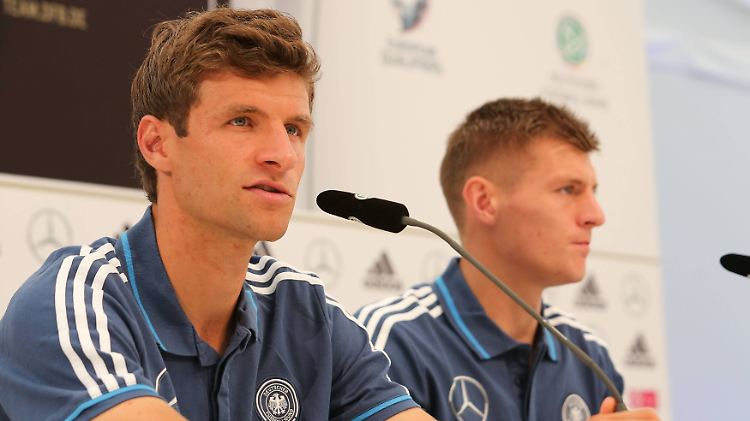 "Wir stehen in der Öffentlichkeit. Meine Meinung ist, dass wir als eines der reichsten Länder der Welt in der Lage sind zu helfen": Toni Kroos und Thomas Müller.