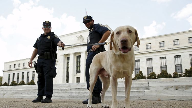 Das ist die Fed-Patrouille. Auch an den Märkten wird derzeit jeder Schritt der US-Notenbank bewacht. 