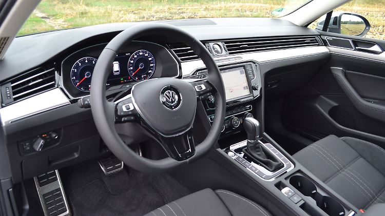 Im Innenraum unterscheidet sich der Alltrack vor allem durch kleine Details vom Alltagsbruder.