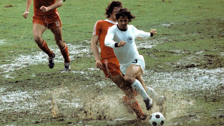 3. Juli 1974: In Frankfurt, hier Gerd Müller am Ball, findet so etwas ähnliches wie ein Fußballspiel statt.