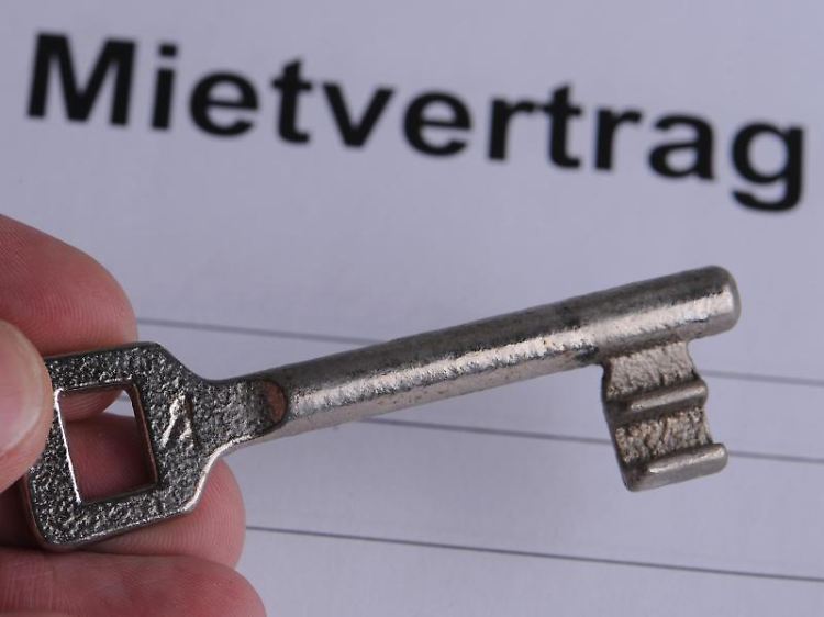 Wer Flüchtlingen ein Zimmer oder eine Wohnung zur Verfügung stellen möchte, sollte einen Mietvertrag abschließen.