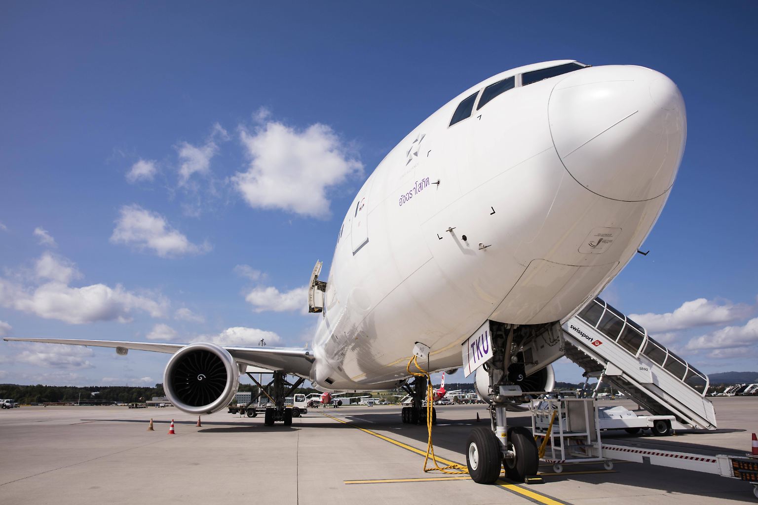 Fliegen ist längst keine Seltenheit mehr.  Schlechtes Essen, mangelnder Komfort und unfreundliches Personal unter den Fluganbietern jedoch auch nicht. Die Ratingagentur Skytraxx nimmt die weltweit größten Fluggesellschaften unter die Lupe. Das Ergebnis ist teilweise erschreckend.  