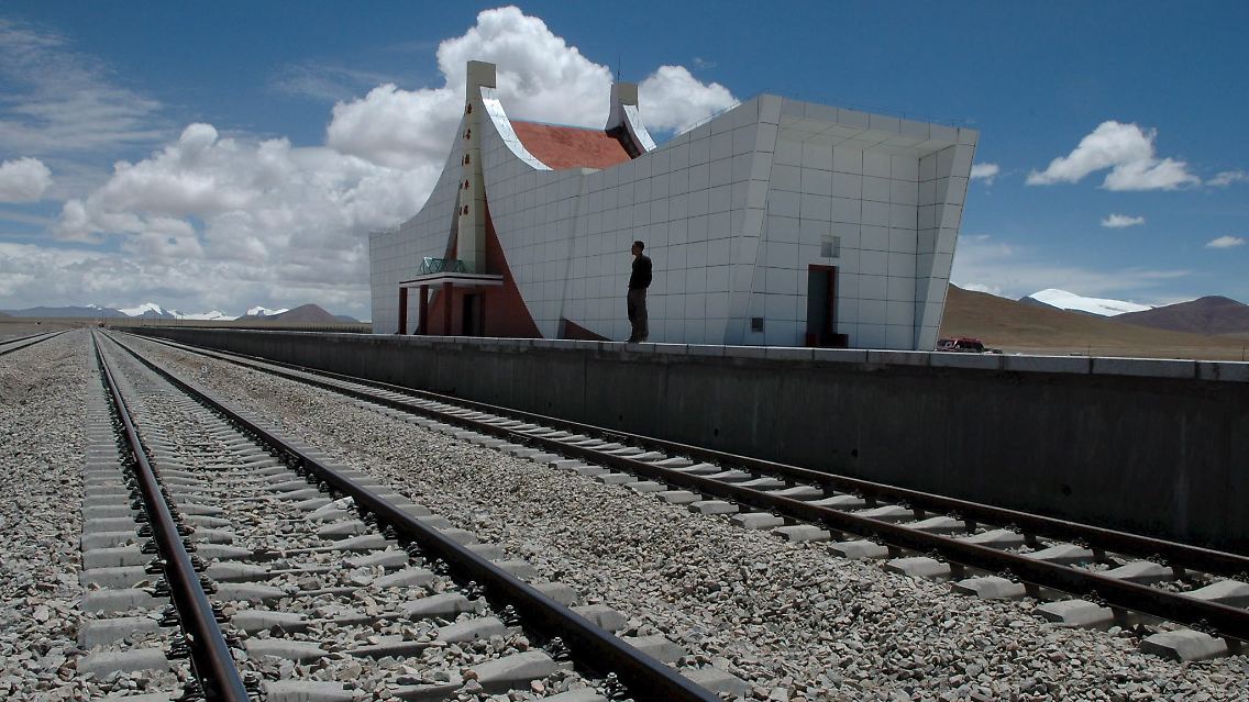 Strecke der Superlative: Die Station Tanggula auf 5068 Metern Höhe ist der höchste Bahnhof der Welt.