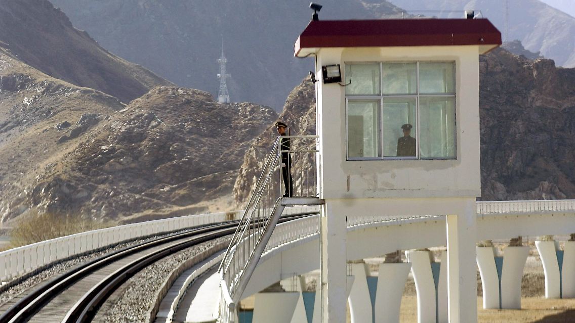 Wachposten an der Bahnstrecke nahe Lhasa.