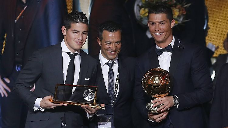 Jorge Mendes mit seinen Klienten James Rodríguez und Cristiano Ronaldo.