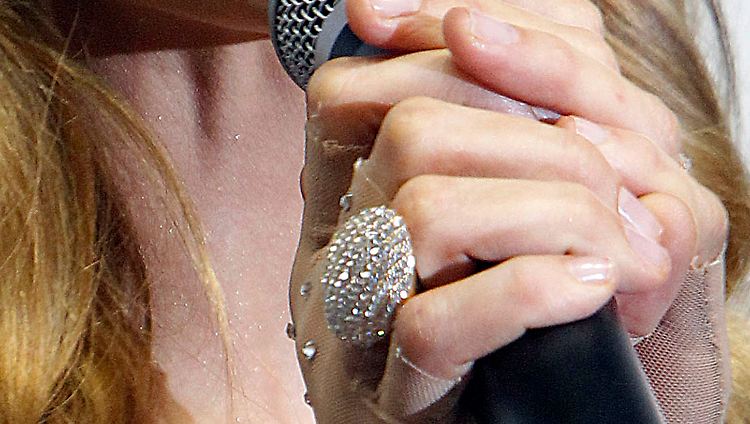 100.000 Euro soll der Verlobungsring von Paris Hilton angeblich wert sein.