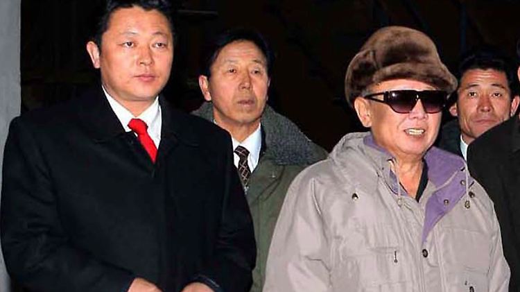Zwei Vertreter der Kim-Dynastie: Kim Jong Il (3.v.l.) bringt seinen Sohn Kim Jong Un (l) in Stellung (März 2010).