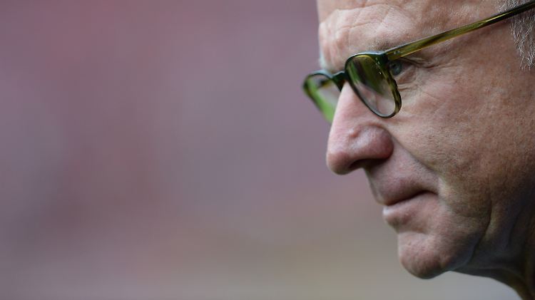 Bayern-Boss Rummenigge fordert mehr Geld vom Fernsehen und wettert über den Transfer-Wahnsinn. Allerings mischen die Bayern selbst kräftig mit.