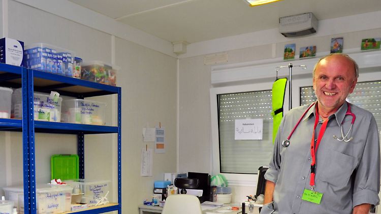 Ein Arzt, der ehrenamtlich Kinder und Jugendliche in einer Aufnahmestelle versorgt. Doch nicht überall gibt es solche provisorischen Praxen und nicht alle Kinder werden erreicht.