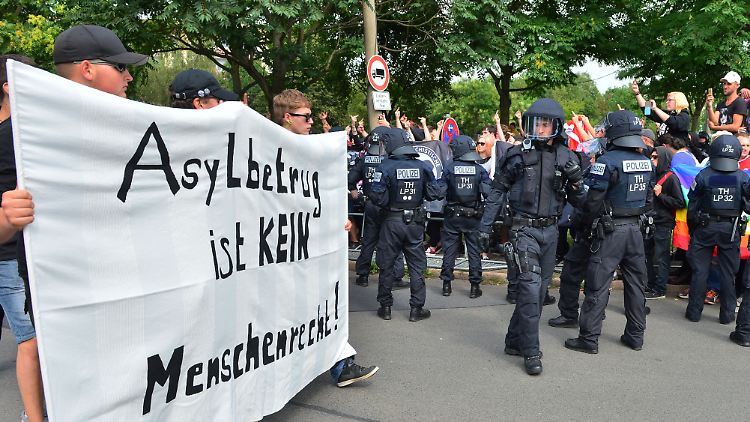 Belastungsprobe für den Rechtsstaat: "Die rechtsextremistische Szene schrumpft zwar insgesamt, aber der Anteil der gewaltorientierten Rechtsextremisten nimmt zu."