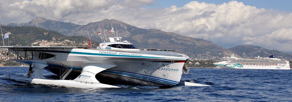Die "Tûranor PlanetSolar" beim Verlassen des Hafens von Monaco.
