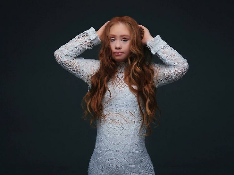 Ist noch nicht lange im Geschäft, posiert aber wie ein alter Hase. Madeleine Stuart modelt mit Down-Syndrom.