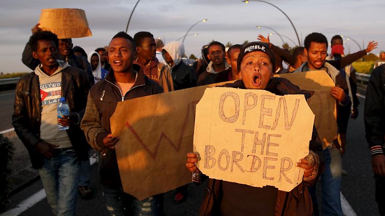 Der andere Hotspot der Flüchtlingskrise: In Calais harren seit Wochen mehrere Tausend Flüchtlinge aus. Sie wollen nach Großbritannien, das Land lässt sie nicht herein.