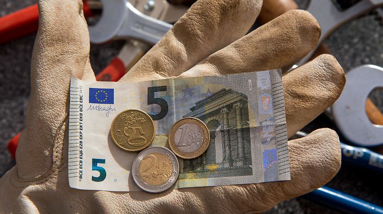 Leben aus der hohlen Hand: Rettet uns der Mindestlohn, wenn immer häufiger Maschinen statt Menschen eingesetzt werden?