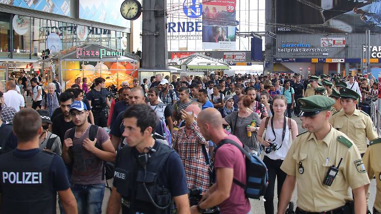 Vergangenen Montag am Münchner Hauptbahnhof: Nach der Ankunft von 3000 Flüchtlingen wurde es eng.
