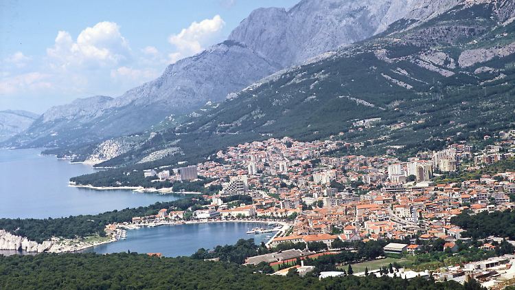In nur fünf Kilometern Luftlinie vom Meeresniveau auf fast 1800 Meter Höhe: Gleich hinter Makarska türmt sich das Biokovo-Massiv auf.