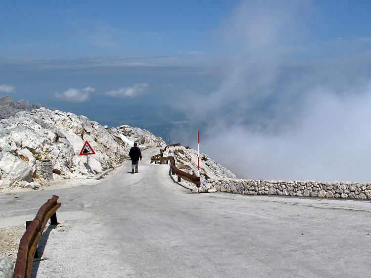 Schmaler Fahrweg zum Gipfel: Die höchste Asphaltstraße Kroatiens führt bis auf den 1762 Meter hohen Sveti Jure im Biokovo-Massiv.