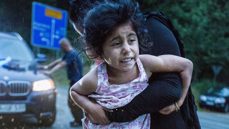 Eine Frau aus Syrien und ihre Tochter schaffen es nach Deutschland. Der Schleuser, der sie über die Grenze brachte, wird festgenommen.