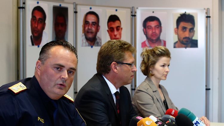 Landespolizeichef im Burgenland Hans Peter Doskozil (l.) stellt die Autopsie-Ergebnisse vor.