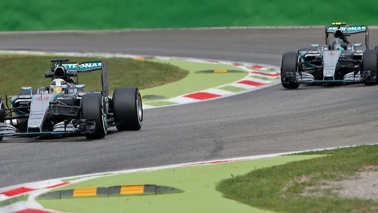 Im zweiten Training ließ Lewis Hamilton die Konkurrenz näher heran, die Bestzeit ließ er sich aber nicht nehmen.