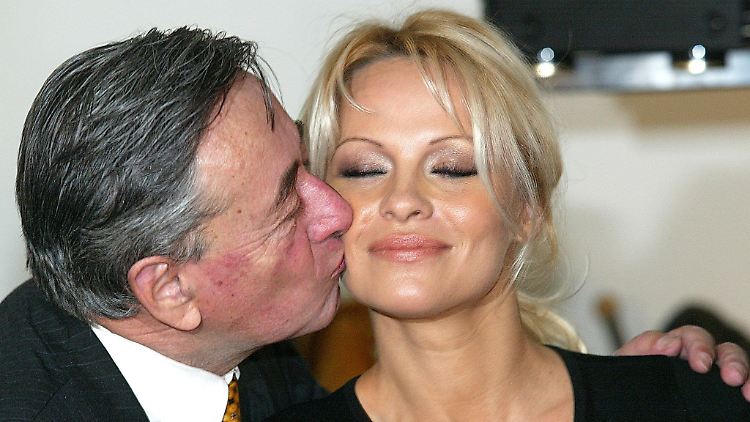 Die Muse geküsst? Lugner (l) küsst Opernballgast Anderson.