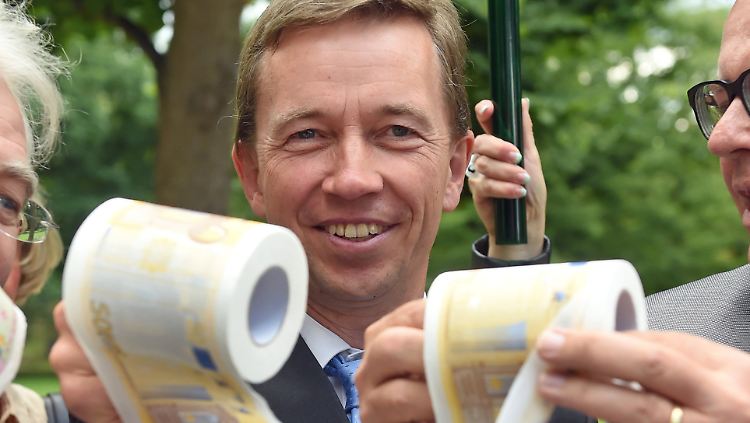 Lucke bei einer öffentlichen Protestaktion vor dem Bundesverfassungsgericht in Karlsruhe.