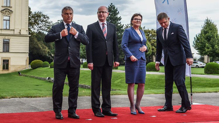 Viktor Orban, Bohuslav Sobotka, Ewa Kopacz und Robert Fico (v.l.) haben in Prag ihr Vorgehen in der Flüchtlingspolitik besprochen.