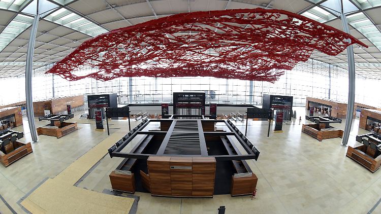 Immerhin gibt es schon "Kunst am Bau" auf dem BER. Hier die künstlerisch gestaltete Decke im Hauptterminal.