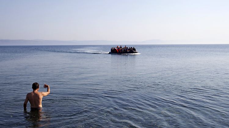Syrische Flüchtlinge erreichen nach einer riskanten Mittelmeer-Überfahrt die griechische Insel Lesbos.