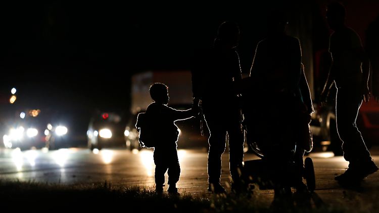 Die Flüchtlinge müssen mehr als 170 Kilometer bis zum Grenzübergang zurücklegen.