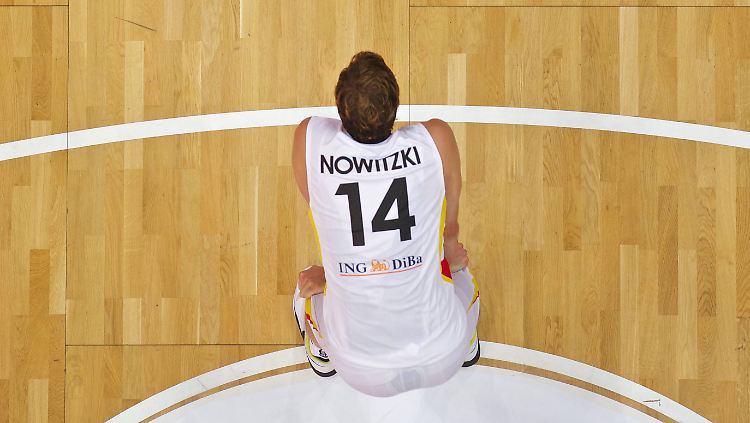 Der alte Mann und der Basketball: Mit 37 Jahren spielt Dirk Nowitzki endlich ein großes Turnier zu Hause, in Deutschland. Der Ausnahmespieler der vergangenen Jahren ist er nicht mehr.
