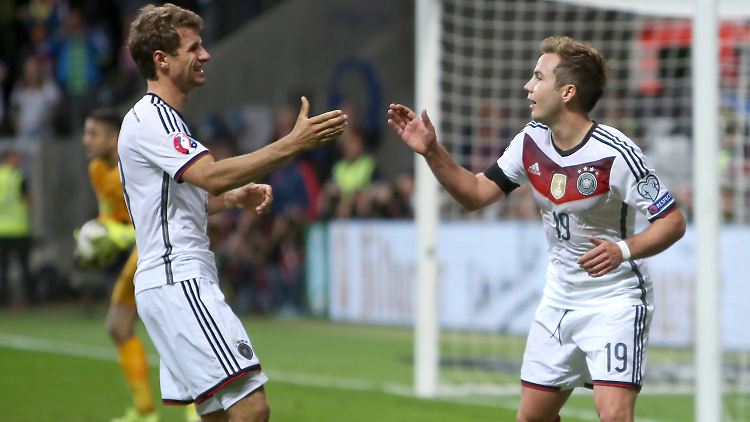 Dance with somebody: Die deutsche Torschützen Thomas Müller (l.) und Mario Götze 