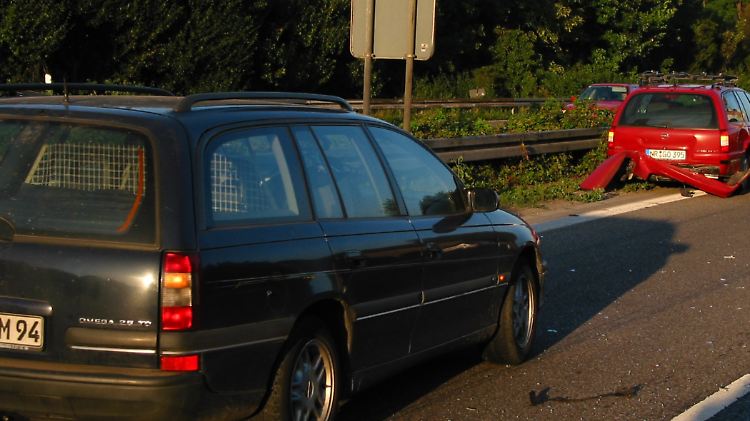 Nach einem Unfall sollten die Beteiligten, wenn möglich, die Fahrbahn frei machen.