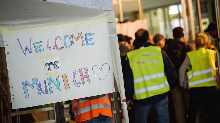 Freiwillige Helfer erwarten Flüchtlinge: Die deutsche Bundespolizei rechnet mit der Ankunft von 5000 bis 7000 Flüchtlingen.