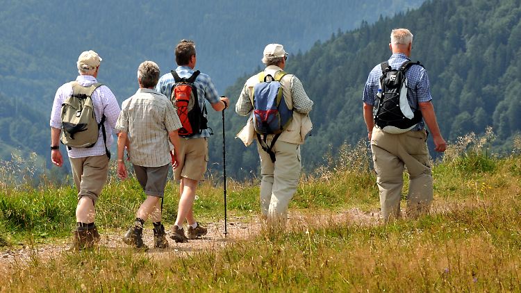 Wandern ist wieder angesagt - viele Menschen setzen dabei auf moderne Outdoor-Kleidung.