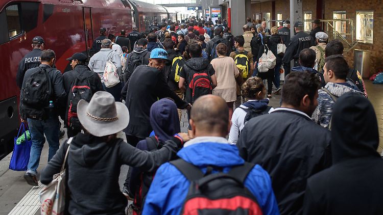 Die Regierung von Oberbayern hat in München und der näheren Umgebung inzwischen Schlafplätze für mehrere tausend Menschen vorbereitet. 