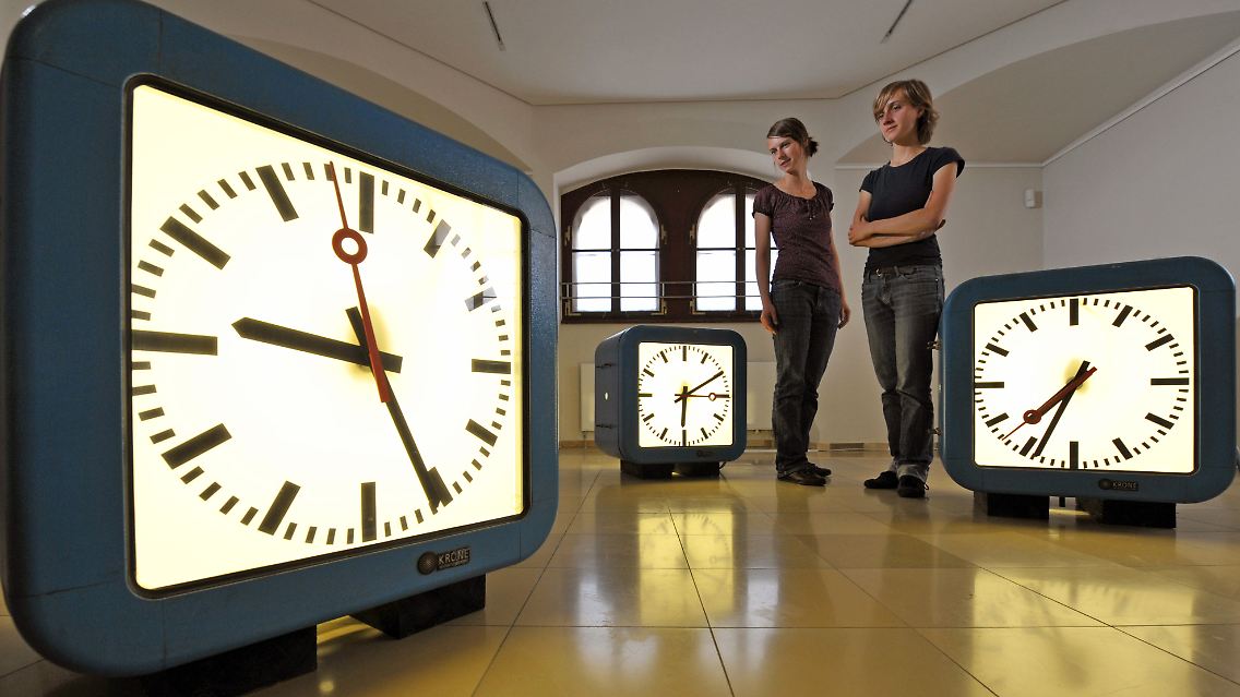 Mit der Obergrenze von 48 Stunden pro Woche orientieren sich die Statistiker den Angaben zufolge an der maximal zulässigen Zahl an Wochenstunden laut Arbeitszeitgesetz.