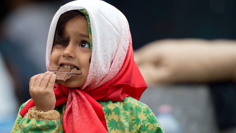 Während Tausende Flüchtlinge bereits in Deutschland sind, wartet dieses kleine Mädchen in Budapest auf ihre Weiterreise.