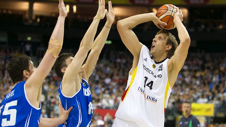 Dirk Nowitzki war mit 15 Punkten gemeinsam mit Dennis Schröder deutscher Topscorer. In der Verteidigung zeigte er aber Schwächen.