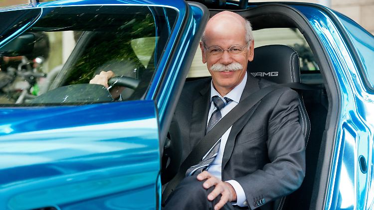 Daimler-Chef Dieter Zetsche sitzt in einem Mercedes SLS Elektrosportwagen.