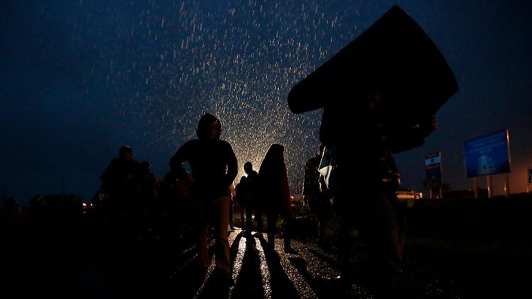 In der Nacht zu Samstag war plötzlich klar, dass Österreich und Deutschland Flüchtlinge Aus Ungarn passieren lassen würden. Die Menschen zögerten nicht.