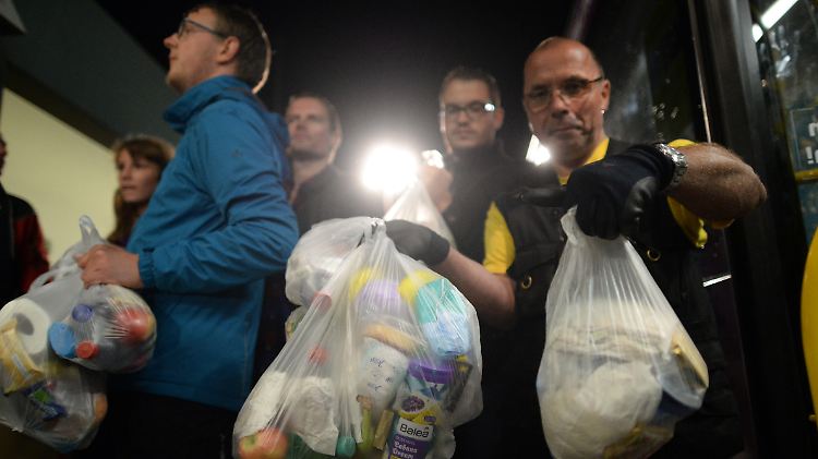 Helfer in Saalfeld halten Verpflegungsbeutel für mehr als 500 Flüchtlinge bereit.