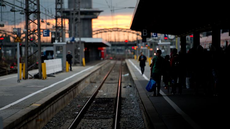 Flüchtlinge, die kurz zuvor mit einem Zug in München angekommen sind, warten auf eine S-Bahn, die sie zu einer Sammelstelle fahren soll.