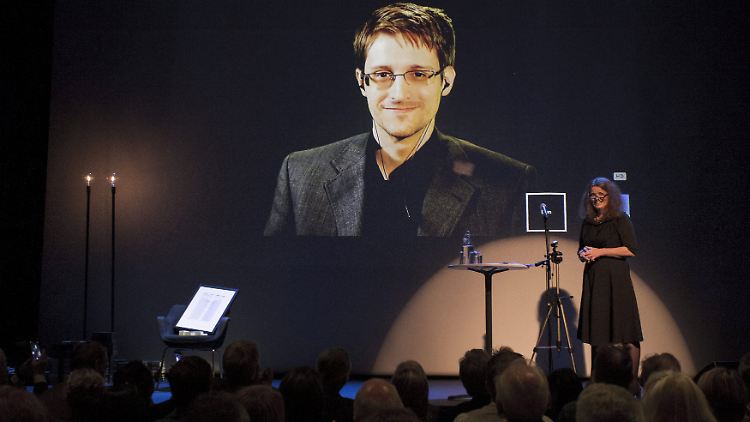 Snowden nimmt per Videoschalte an einer Preisverleihung in Norwegen teil. Er hält sich an einem unbekanntem Ort in Russland auf. 