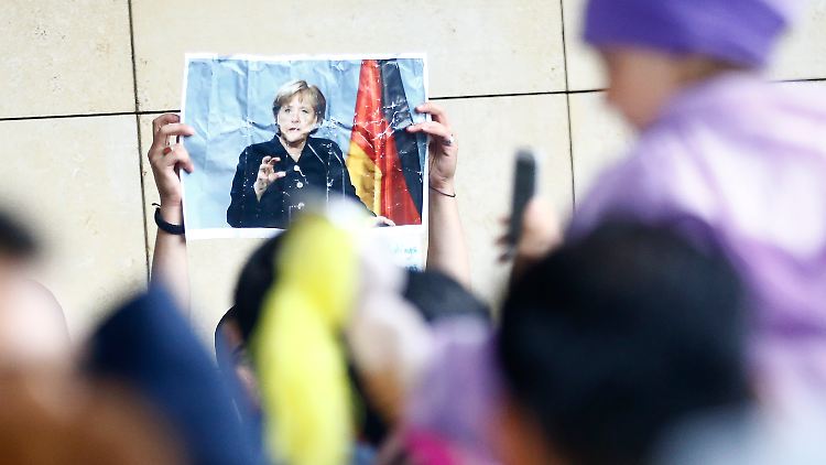 Flüchtlinge auf dem Wiener Bahnhof wollen weiterreisen - zur "mitfühlender Mutter" Angela Merkel.